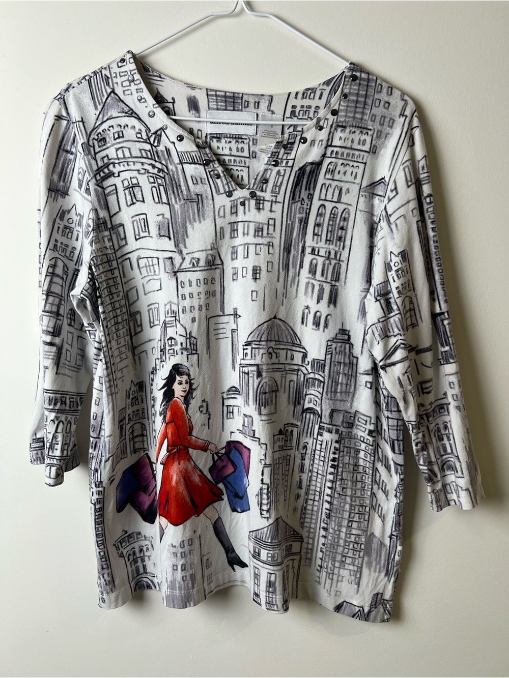 Alfred Dunner S women’s City Sketch Printed V-Neck Women’s Top White Red Accent - Picture 2 of 6